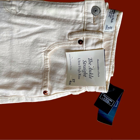 NWT • A&F High-rise Jeans - Picture 2 of 5